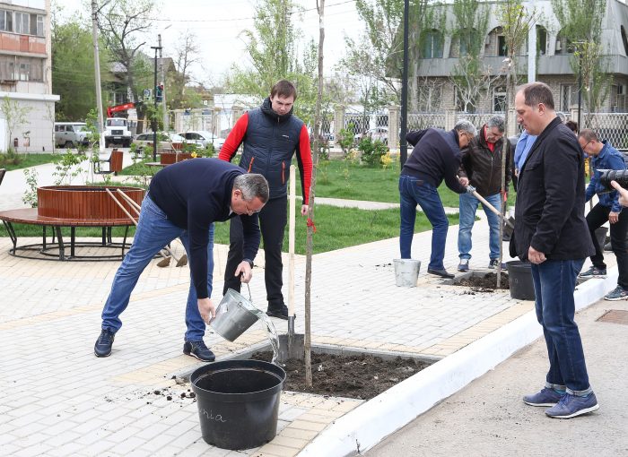 В Астрахани прошел субботник в рамках международной акции «Сад Памяти»